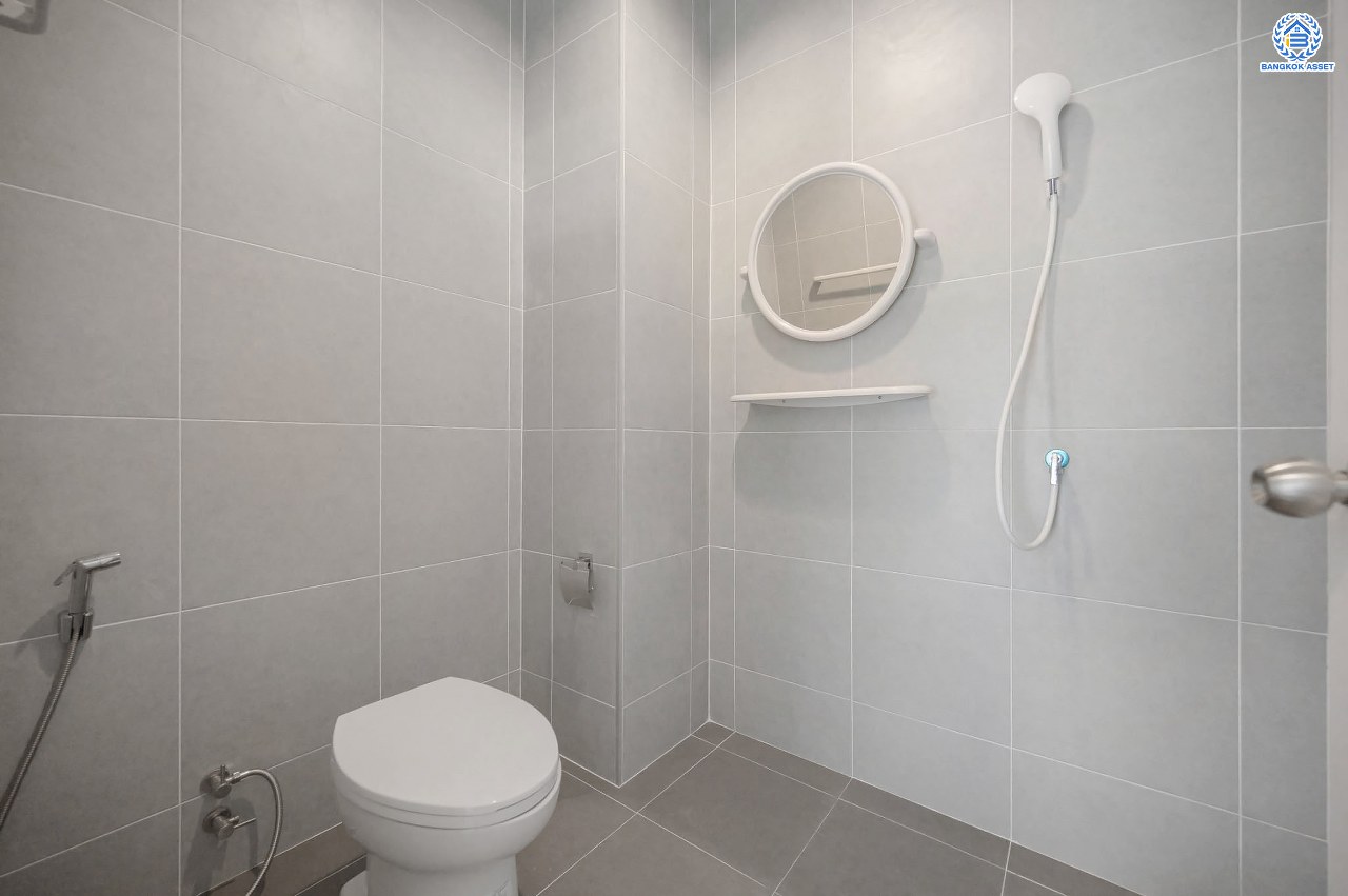 บ้านเดี่ยวฟิลคฤหาสน์มือสองตกแต่งใหม่ แบรนด์ LH ดีไซน์สุดหรูหรา โครงการ ลดาวัลย์ ปิ่นเกล้า เนื้อที่ 214 ตร.ว. บนพื้นที่ใช้สอยถึง 553.48 ตร.ม. ฟังก์ชันจัดเต็ม 4 ห้องนอน 5 ห้องน้ำ 1 ห้องอเนกประสงค์ 1 ห้องแม่บ้าน จอดรถได้ถึง 2 คัน ทำเลติดถนนบรมราชชนนี เชื่อมต่อหลายเส้นทาง ใกล้มหาวิทยาลัยมหิดล และเซ็นทรัลศาลายา